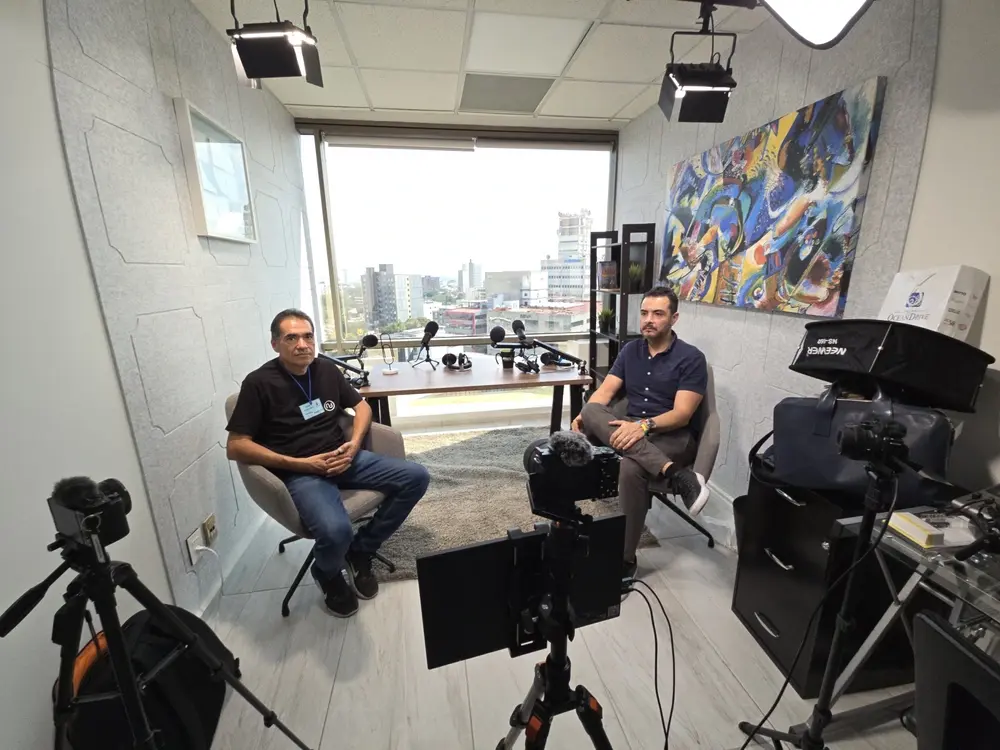 Montaje profesional de set de podcast en instalaciones de empresa