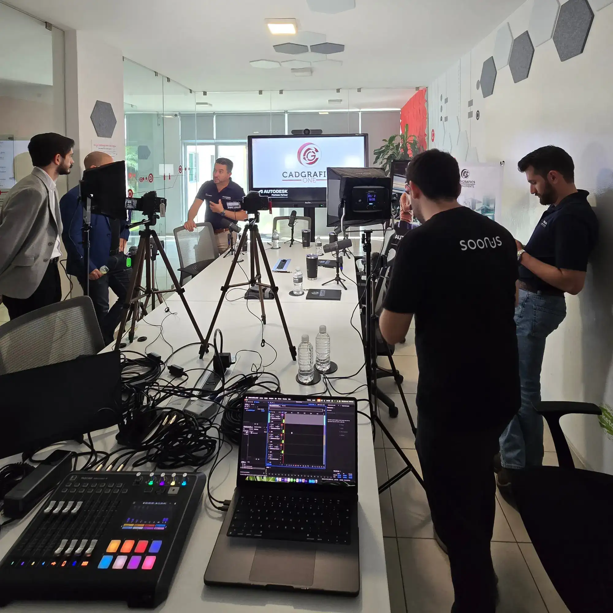 Taller presencial de podcast corporativo con equipo profesional de audio y video en una empresa