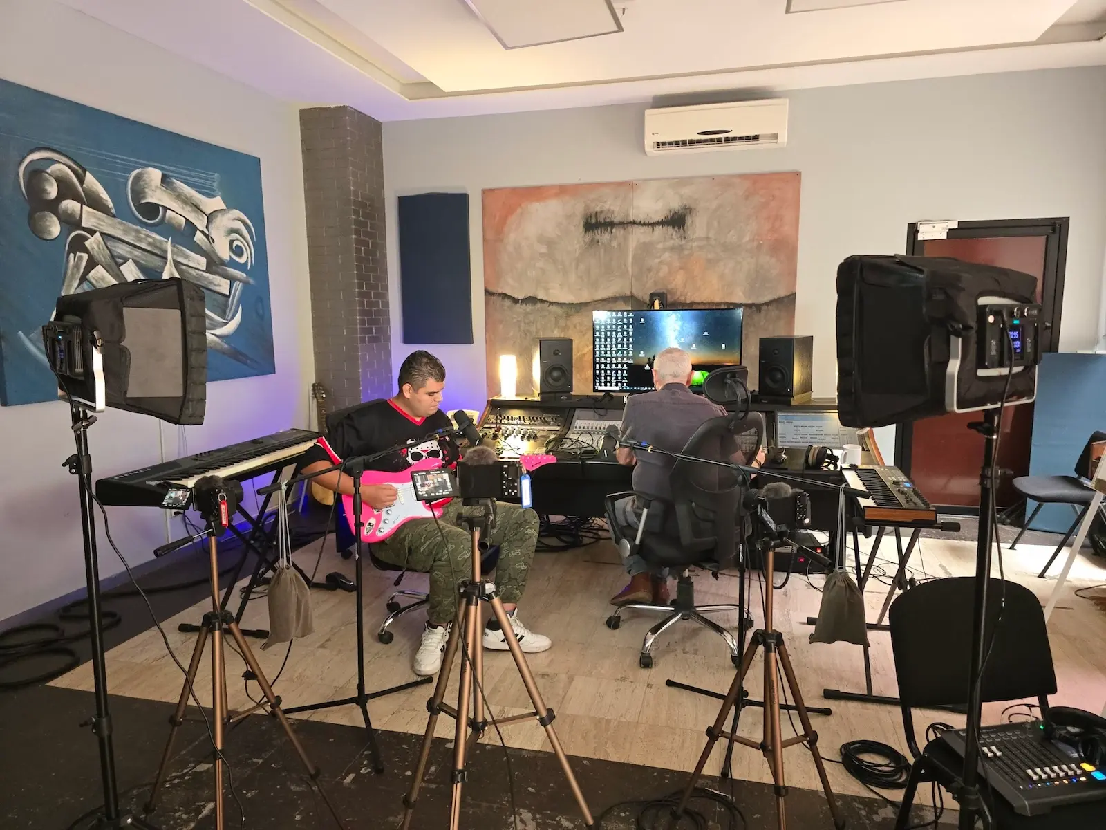 Taller presencial de podcast corporativo con equipo profesional de audio y video en una empresa