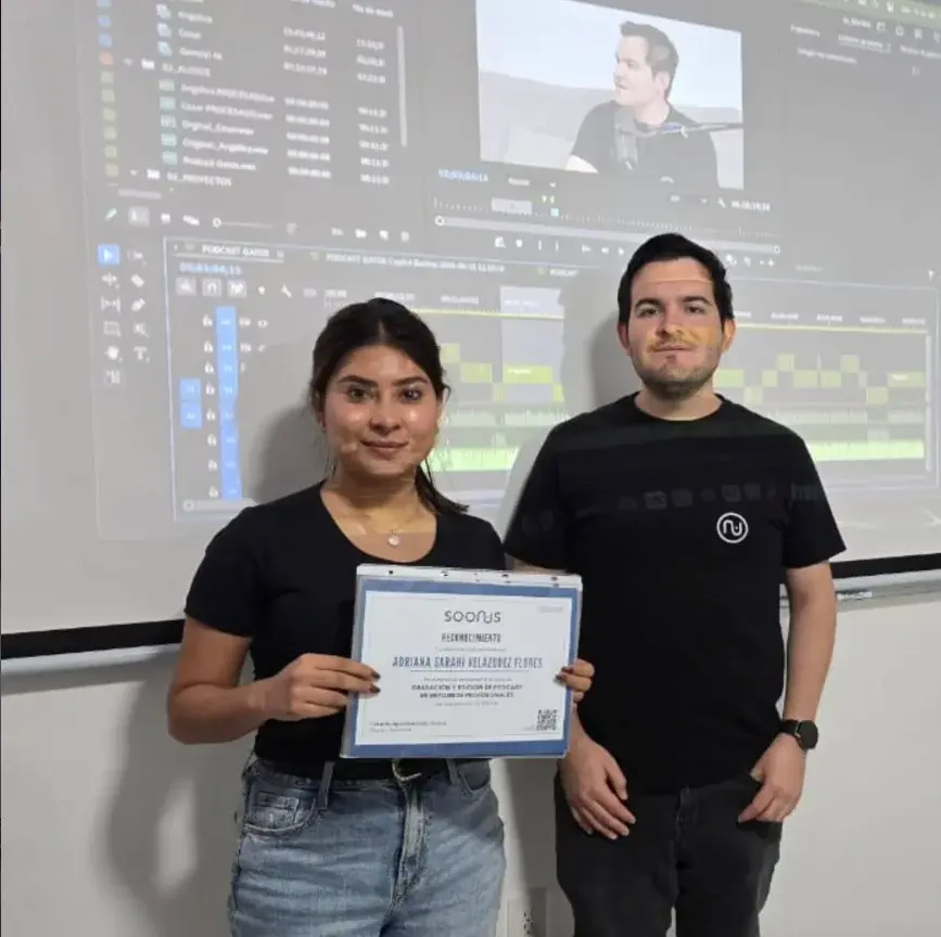 Entrega de reconocimiento a participante del taller