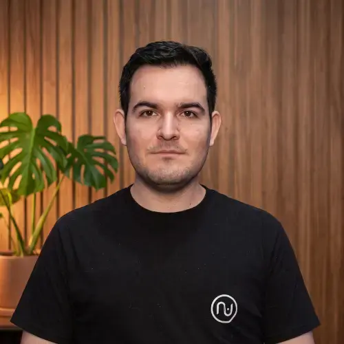 César Hernández, instructor de capacitación en podcast corporativo para empresas