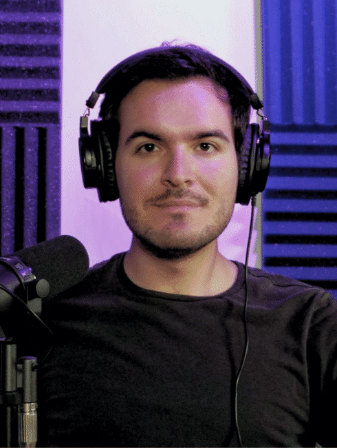 Productor de podcast con audífonos y micrófono profesional en estudio insonorizado.