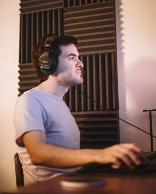 Operador de audio trabajando en edición de podcast en el estudio de Soonus Guadalajara, con monitoreo profesional.