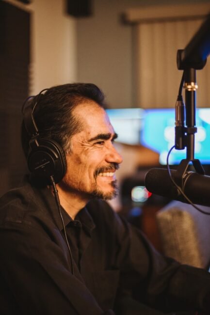 Hombre grabando podcast en estudio profesional de Soonus Guadalajara, durante sesión con equipo de alta fidelidad.