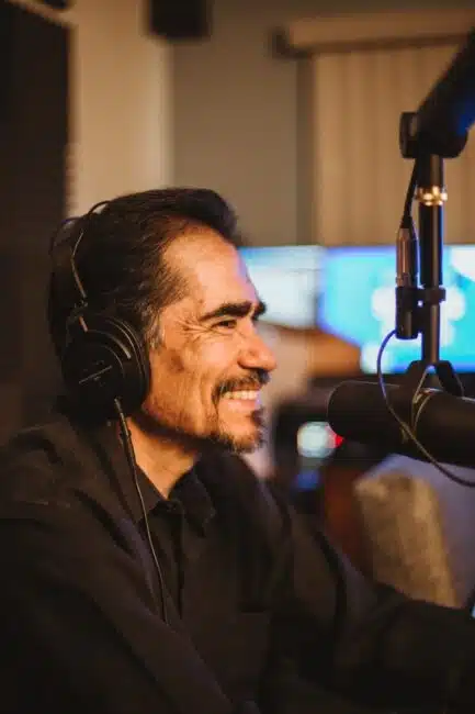 Hombre grabando podcast en estudio profesional de Soonus Guadalajara, durante sesión con equipo de alta fidelidad.