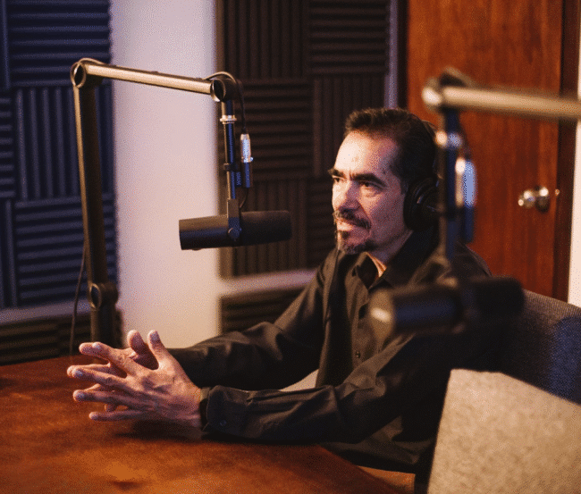 Invitado grabando episodio de podcast en estudio profesional de Soonus en Guadalajara.