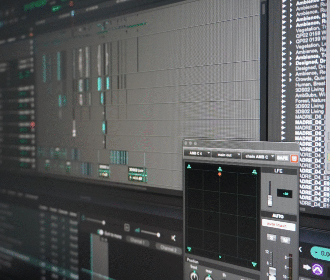 Pantalla con sesión de Pro Tools abierta, mostrando diseño sonoro y mezcla envolvente para cine en entorno profesional.
